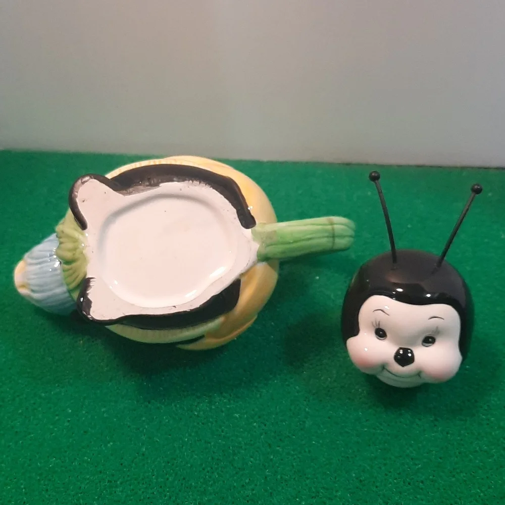 Decorative honey bee creamer